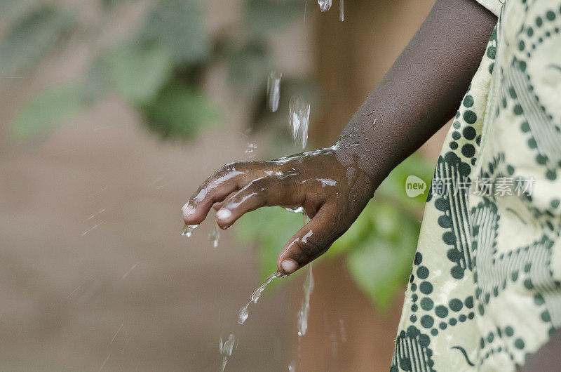 双手被水短缺象征干旱缺水的非洲