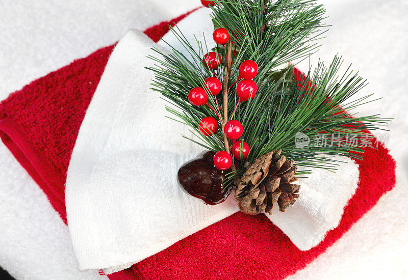 假日:圣诞水疗中心，红色和白色的毛巾