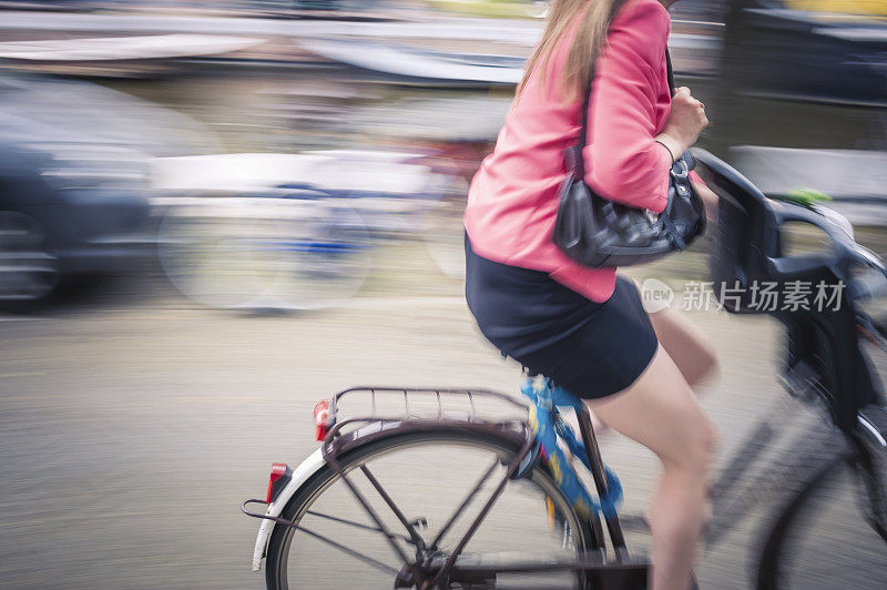 一个女人在阿姆斯特丹骑自行车