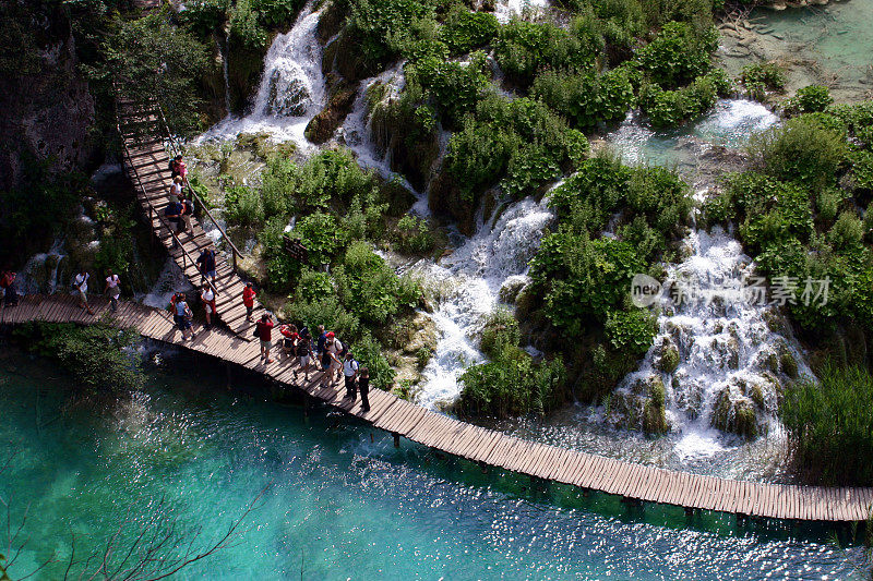 Plitvice:人们走在不同的道路上