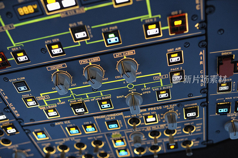 现代客机驾驶舱内的上方面板