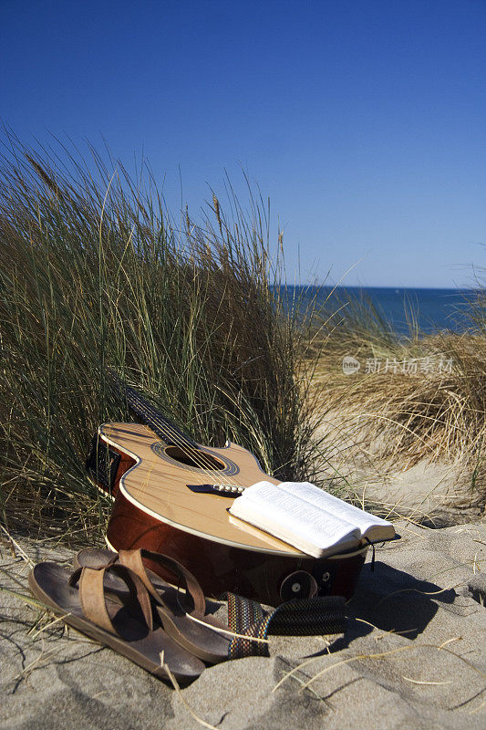 圣经吉他与海滩