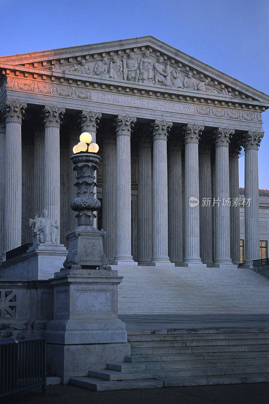 华盛顿特区最高法院大楼的日落