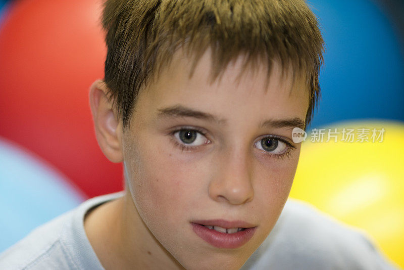 11岁男孩的肖像，健身球，学校，欧洲