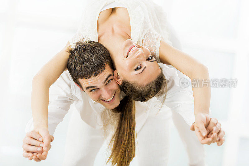 年轻夫妇玩得开心。