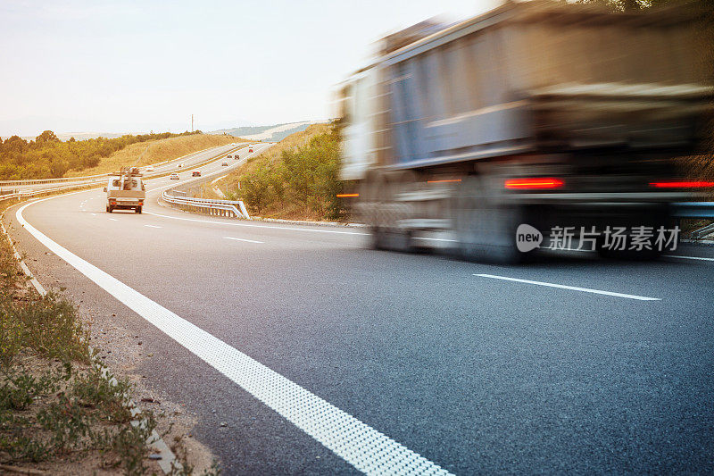 高速公路上模糊不清的卡车