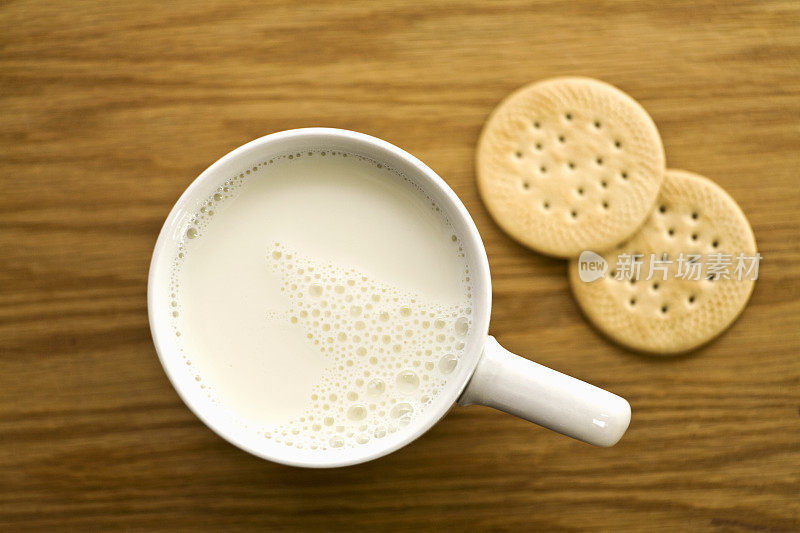 黄油饼干和一杯牛奶