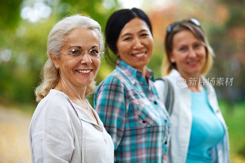 三位成熟的女士微笑着