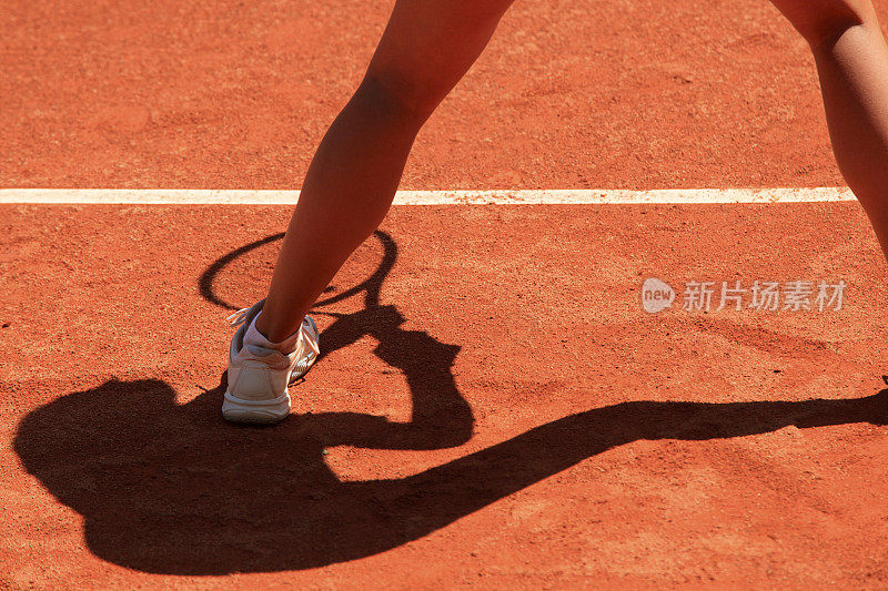 一个女网球运动员的剪影