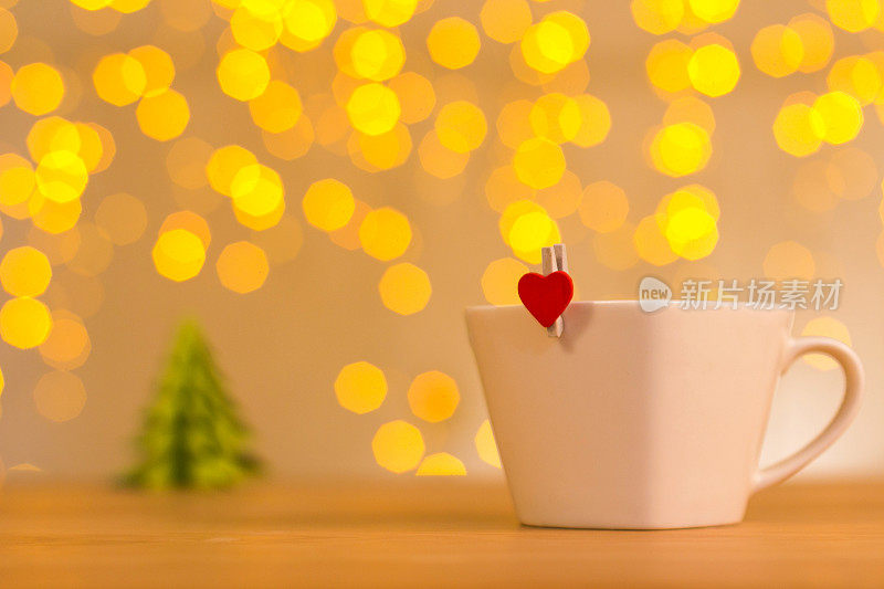 咖啡杯与爱的笔记在闪光的背景，情人节的概念