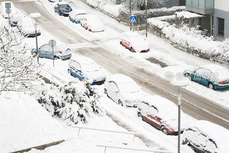 下雪的城市街道