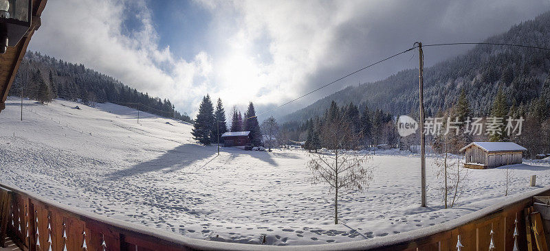 白雪覆盖的法国阿尔卑斯山的全景