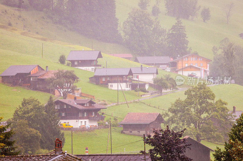 瑞士阿尔卑斯山景观，奥伯西门塔尔，下午下雨