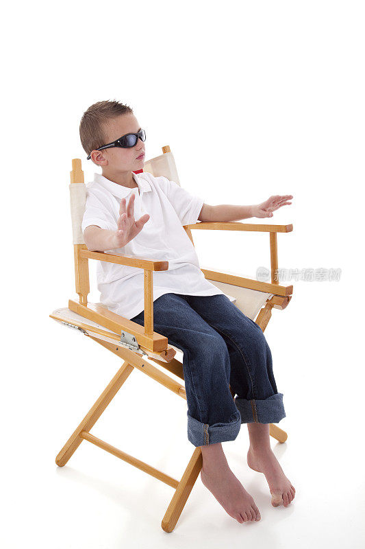 坐在导演椅子上的小男孩