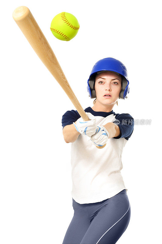 年轻女子垒球运动员打击白色