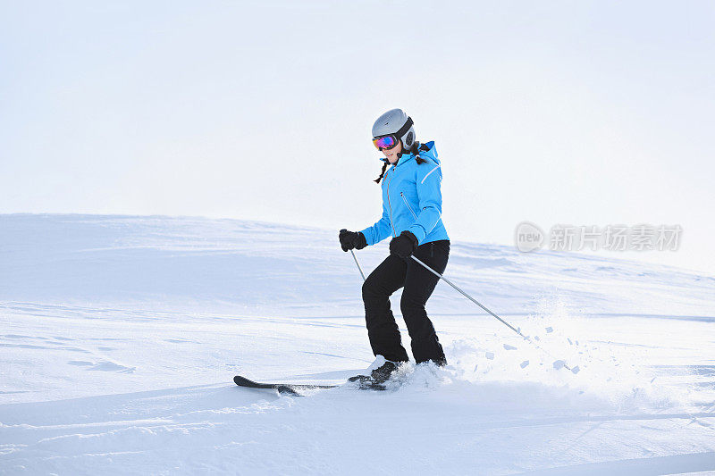 十几岁的女孩滑雪滑雪后的乡村滑雪道