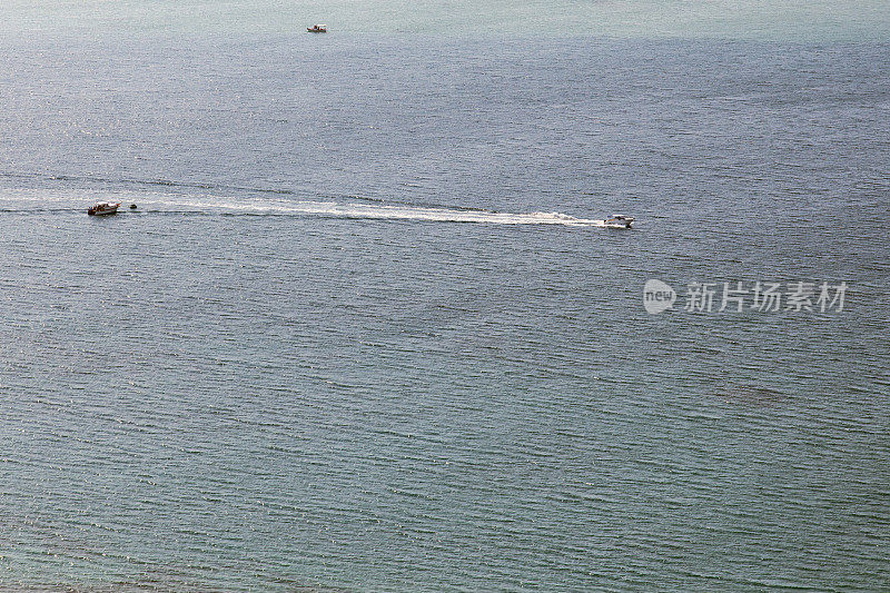 快艇在蓝色的海面上行驶