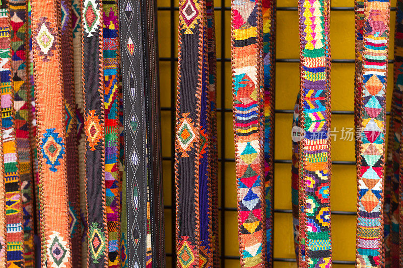 五彩缤纷的墨西哥编织带挂在商店外