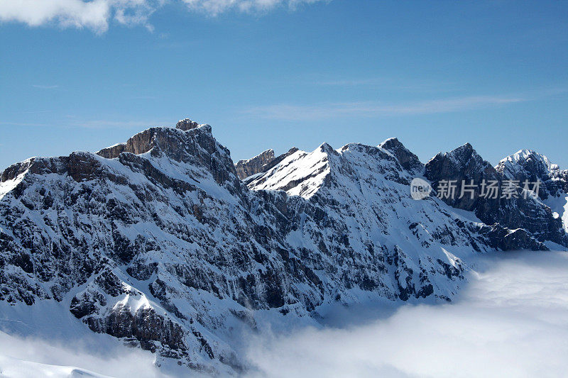 雪覆盖了铁力斯山