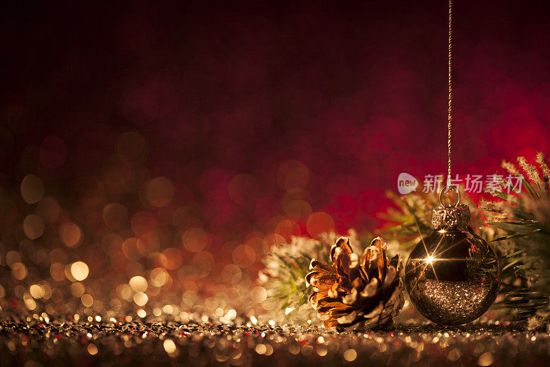 散焦灯上的圣诞装饰品。装饰Bokeh红金色
