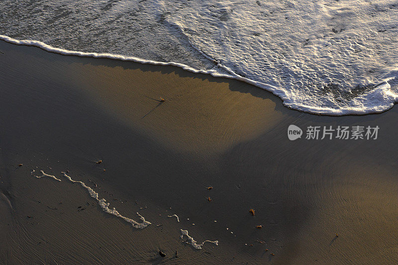 海浪冲刷着海滩