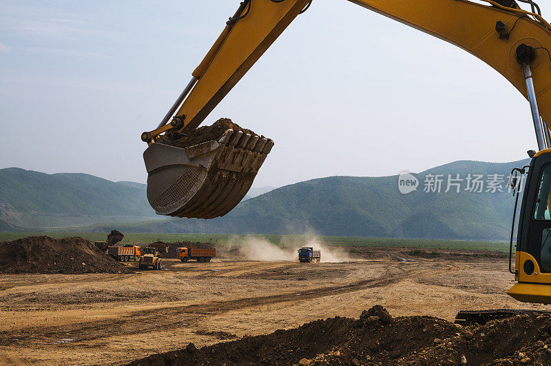 用挖掘机在卡车上装载地面