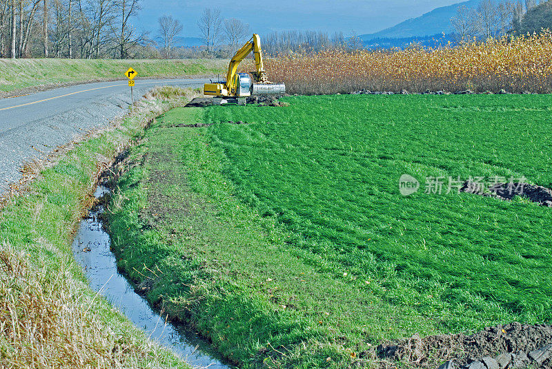 起重机加宽排水沟在华盛顿州农村