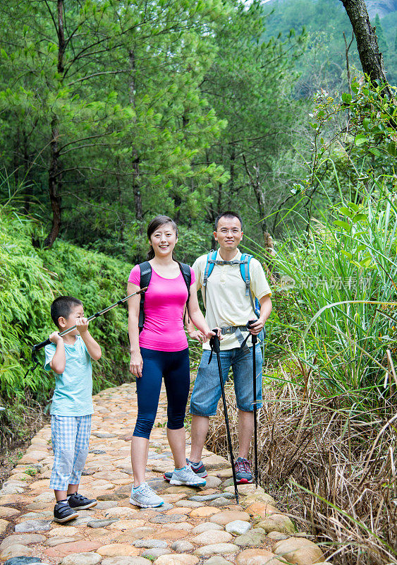 亚洲家庭在森林里徒步旅行