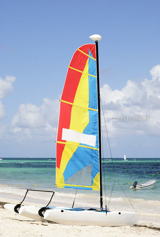 加勒比海滩上的彩色帆船