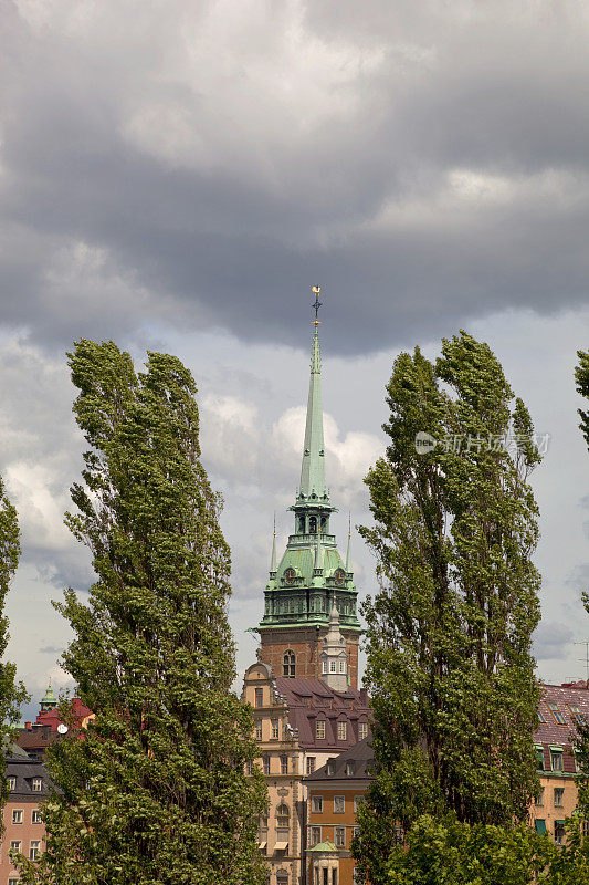 在一个暴风雨的日子里，斯德哥尔摩老城和Storkyrkan。