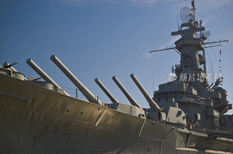二战时期的美国海军战舰展示主炮