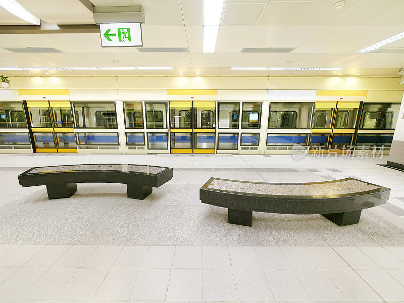 地铁站台座位
