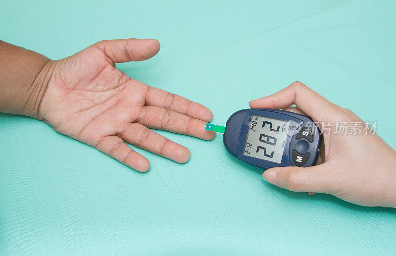 糖尿病患者用血糖仪测量血糖