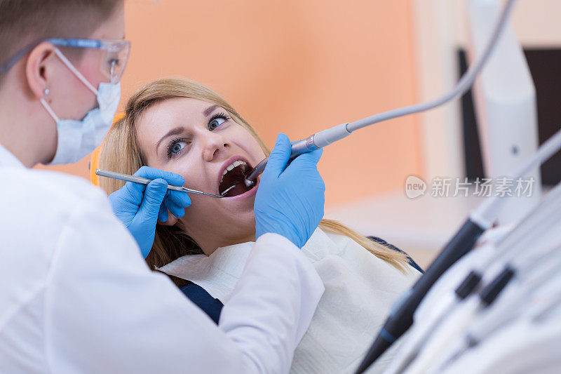 牙医在牙齿上钻孔