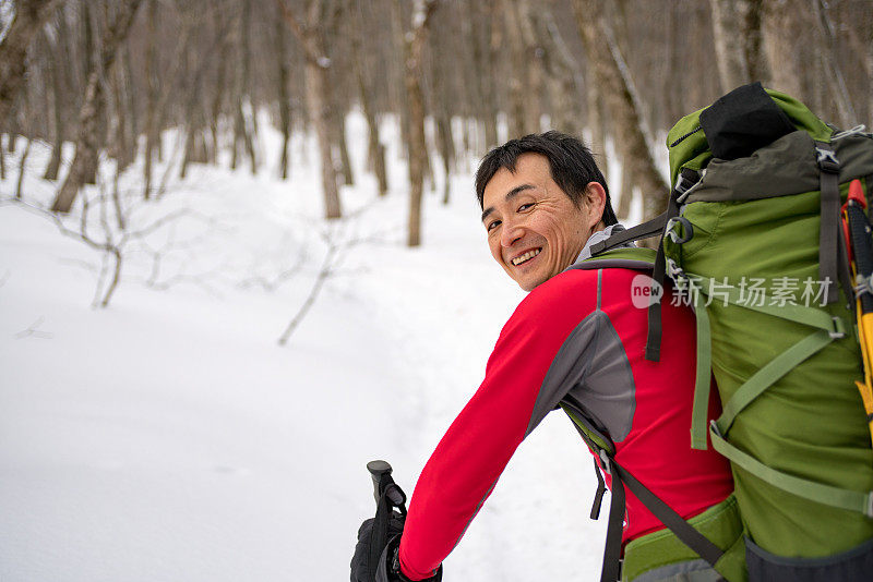 穿雪鞋穿过森林的人