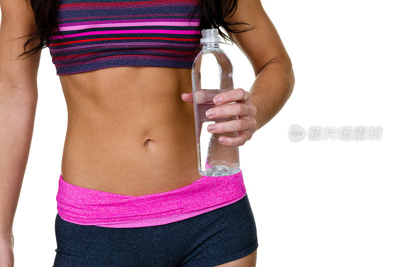 健身的女人拿着一个水瓶