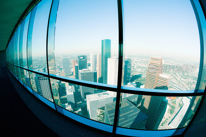 市中心摩天大楼在休斯敦窗口视图