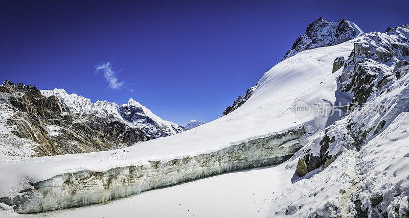 荒野上冰冷的冰川裂缝穿过雪山的喜马拉雅山峰顶