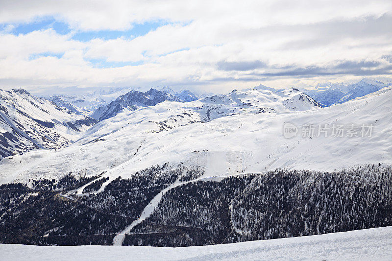 冬季全景阿尔卑斯山脉雪景里维诺意大利雪公园