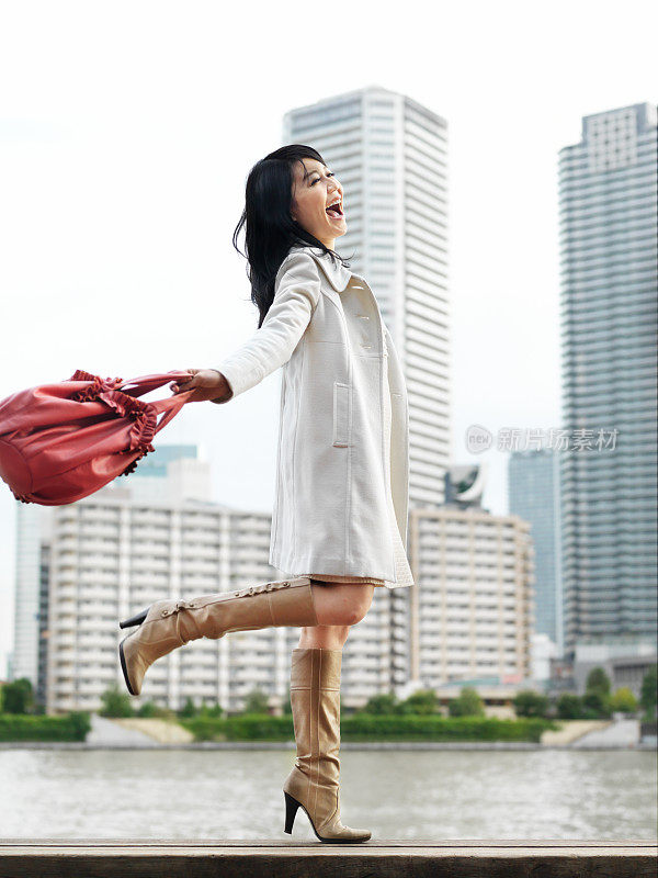 快乐的日本女人在东京