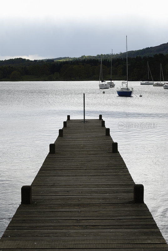 windermere湖上的木制码头