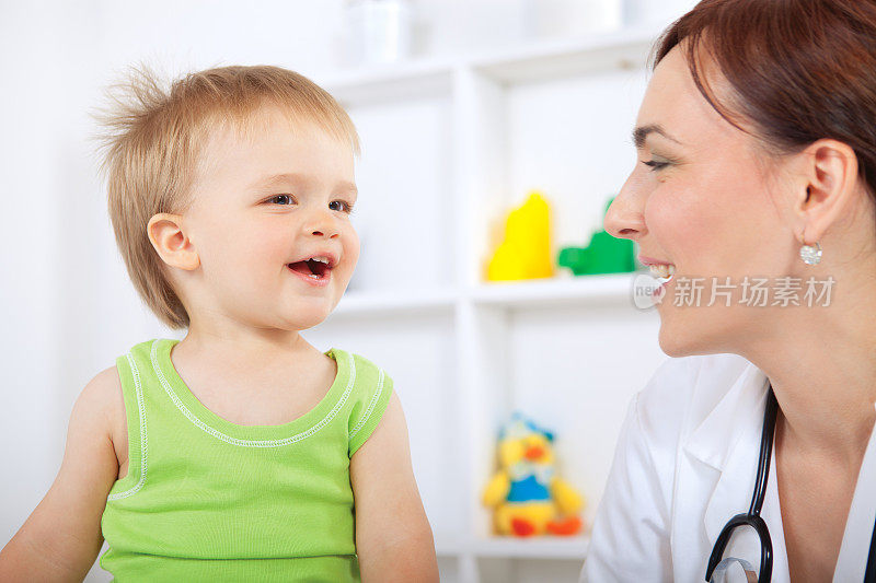 婴儿与儿科医生