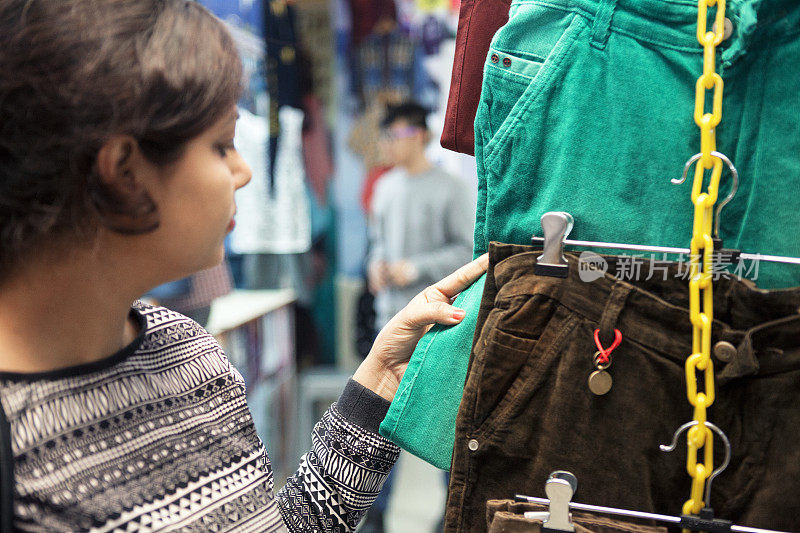 女人在印度德里买衣服