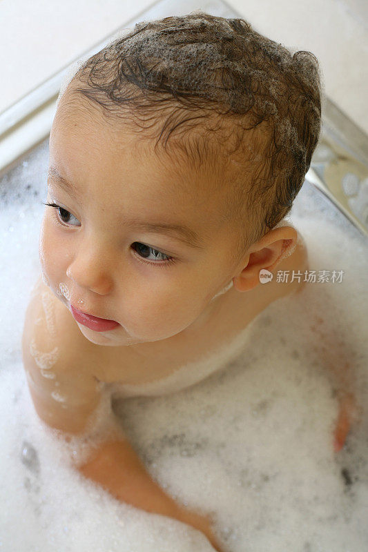 宝贝男孩正在洗泡泡浴