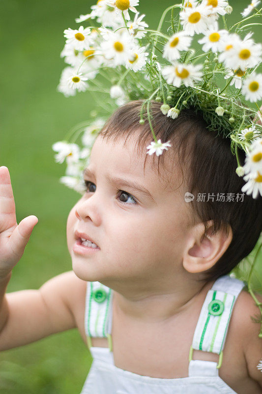 雏菊花环上的婴儿