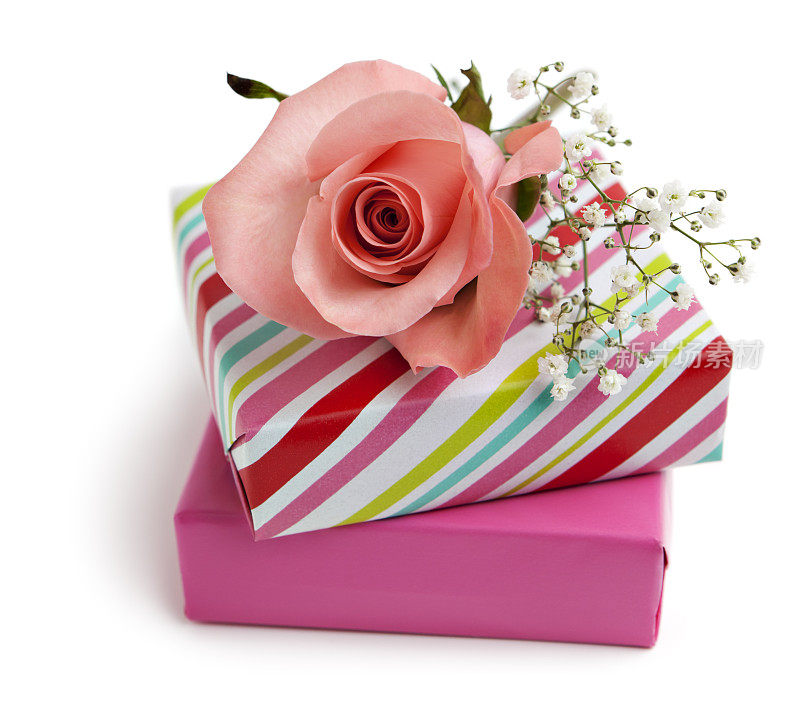礼品盒和粉红玫瑰