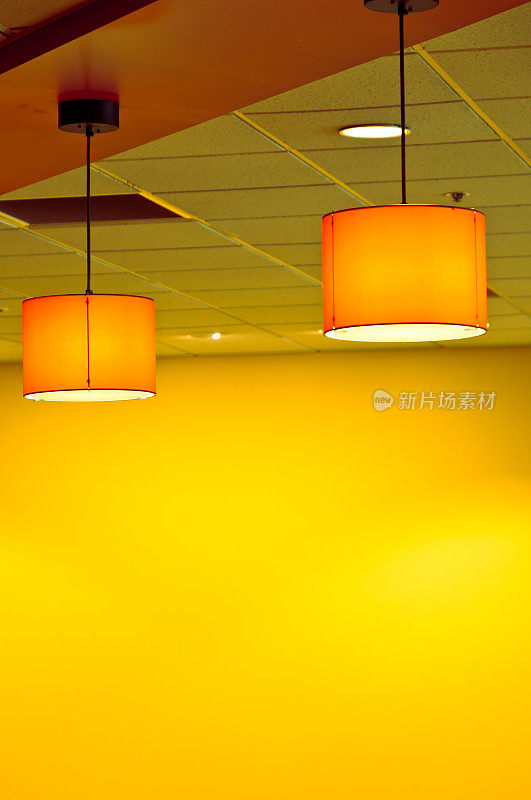 室内设计-两个橙色的灯