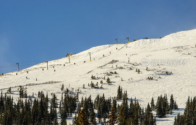 科罗拉多在蓝天下滑雪