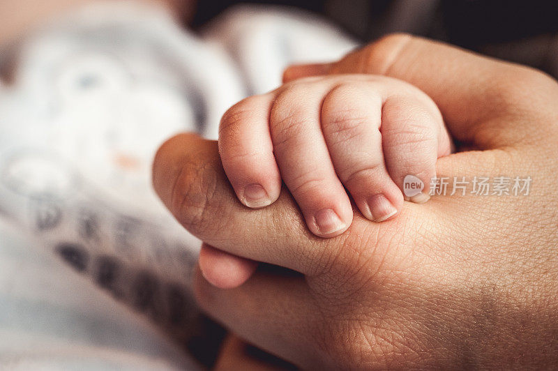 新生婴儿牵着母亲的手