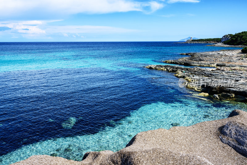 意大利皮亚诺萨岛，蔚蓝的大海和风景如画的海岸